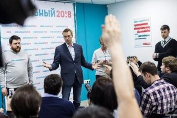 Сегодня инициативные группы в нескольких городах России выдвинули политика Алексея Навального в президенты. Для самовыдвиженцев собрание инициативных групп – обязательное условие.