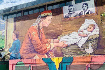Рисунок изображает семью в костюмах с татарскими мотивами
