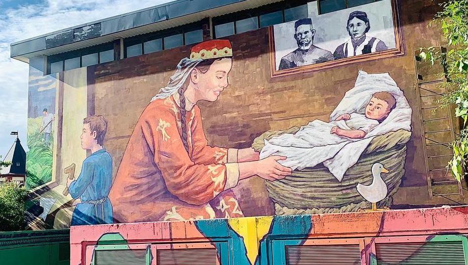 Рисунок изображает семью в костюмах с татарскими мотивами