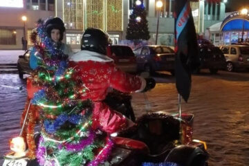 Мотоциклисты покатают детей вокруг елки у торгового центра «105» и угостят их сладостями.
