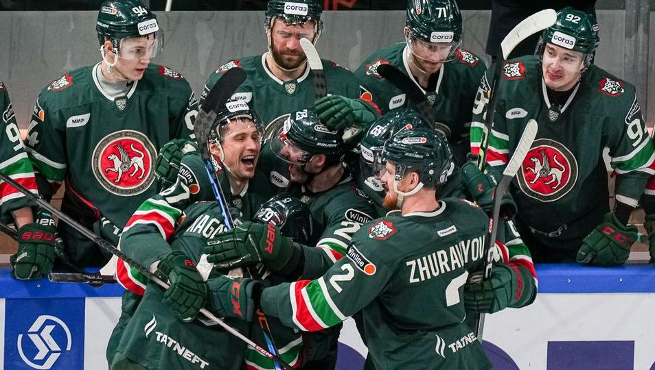 Последняя неделя в КХЛ выдалась довольно насыщенной и оказалась настоящей эмоциональной ачивкой. Мир хоккея чуть ли не каждый день содрогался от радостных праздников до неутешительных новостей. Что же успело произойти в российском хоккее за столько короткое время? KazanFirst вспоминает яркие события прошедшей недели