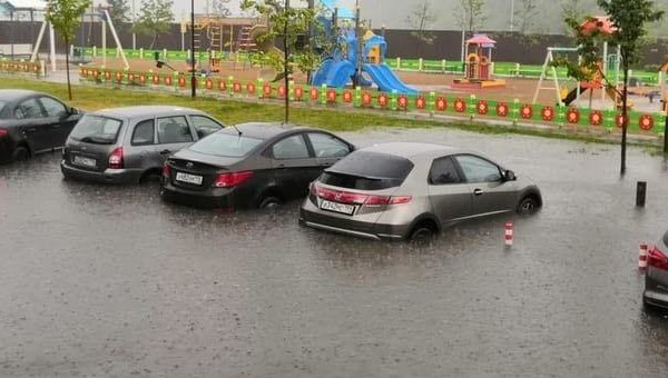 На стоянке в ЖК «Царёво Village» в Казани затопило машины – KazanFirst