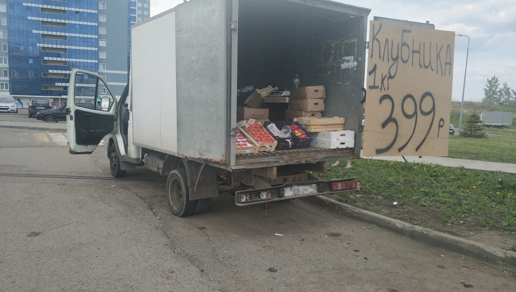 Водитель остановил грузовик с овощами и фруктами там