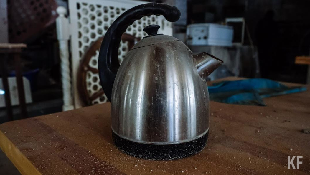 На почве бытового конфликта мужчина запустил кухонную утварь в супругу и повредил ей спину.