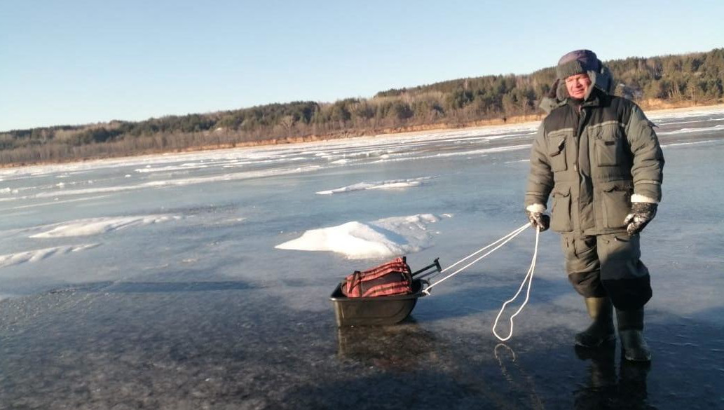 Один из них даже провалился в воду.