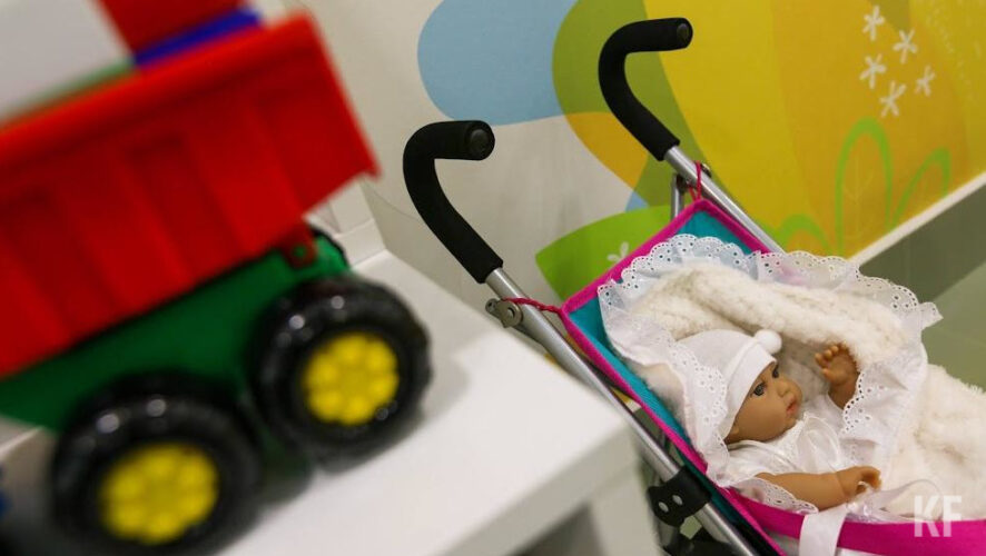 Ребенок со множественными рваными скальпированными ранами лица лежит в ЦРБ.