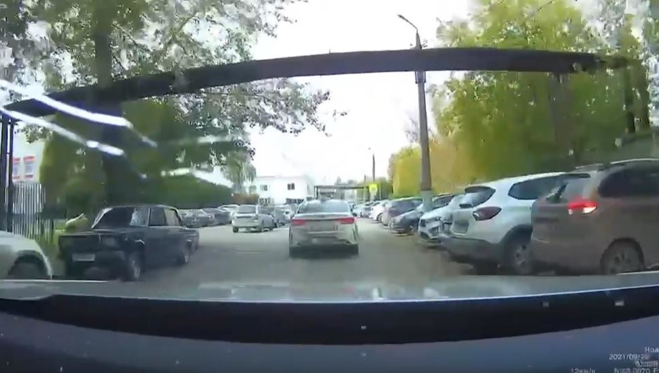 Юноша сначала атаковал автомобили.