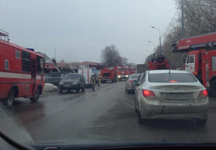 В Казани горят крыши двух павильонов рядом с рынком «Родина»