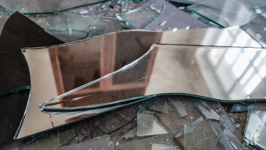 Мужчины вместо того чтобы заменять стекло на автобусах