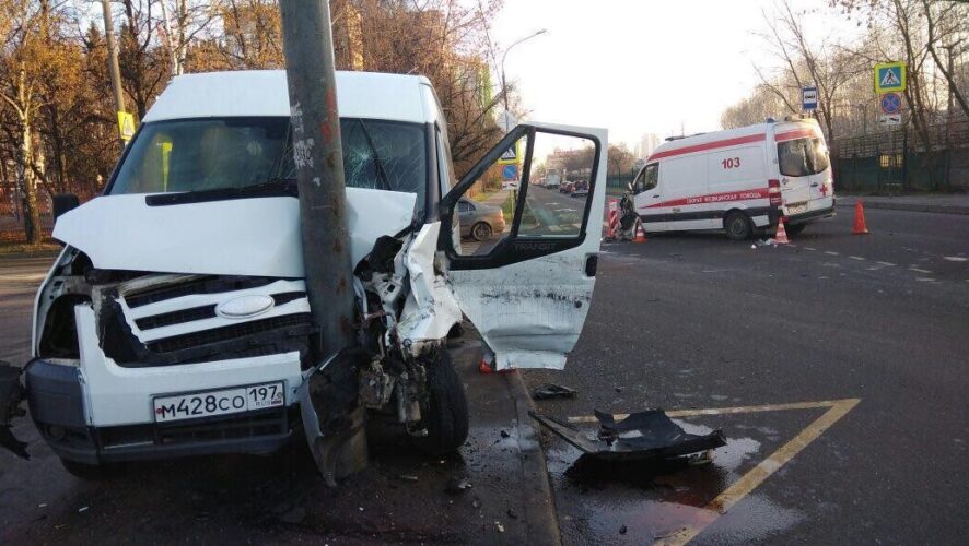 Два человека пострадали в результате столкновения в Москве автомобиля скорой помощи и микроавтобуса