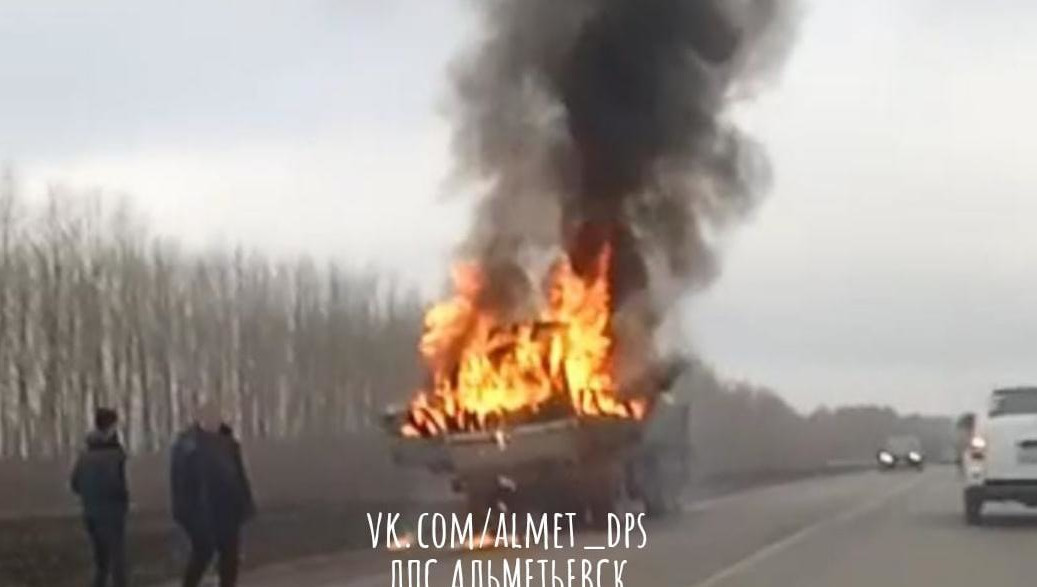 Водитель успел выбраться из него.