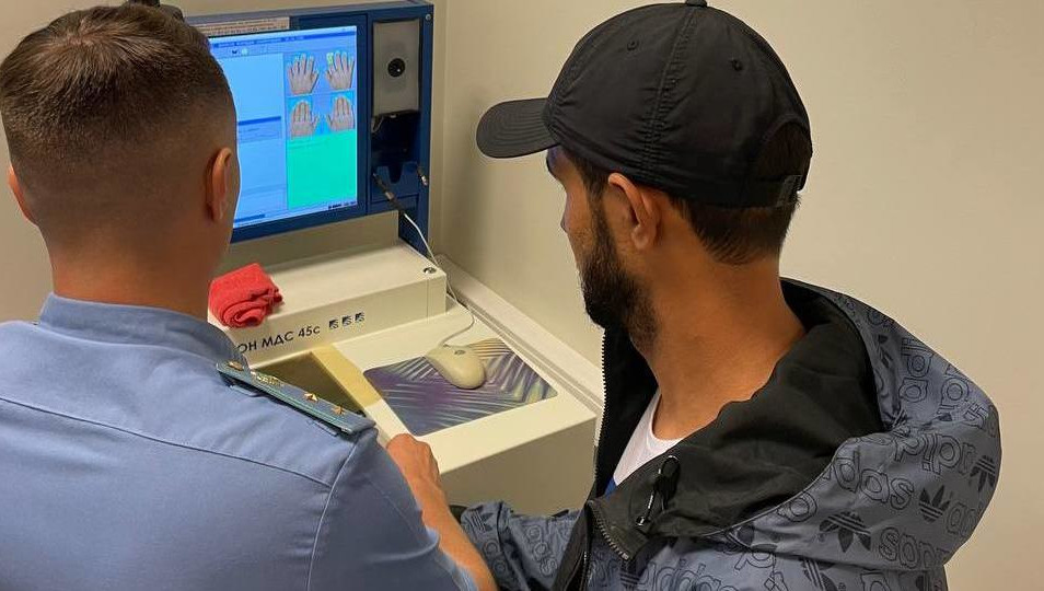 Юношу подозревают в нелегальной продаже наркотиков.