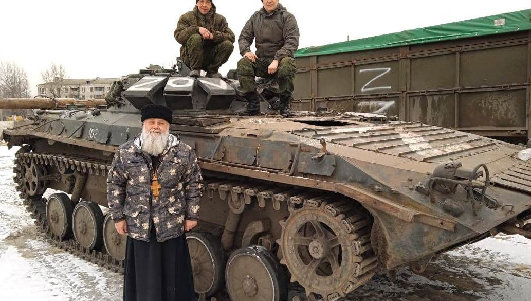 Протоиерей Андрей Дубровин благословил солдат.