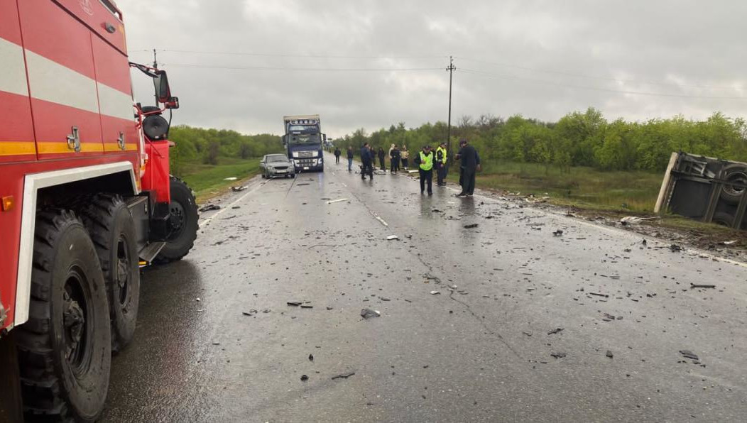 Водитель легкового автомобиля выехал на полосу встречного движения и столкнулся с грузовиком.