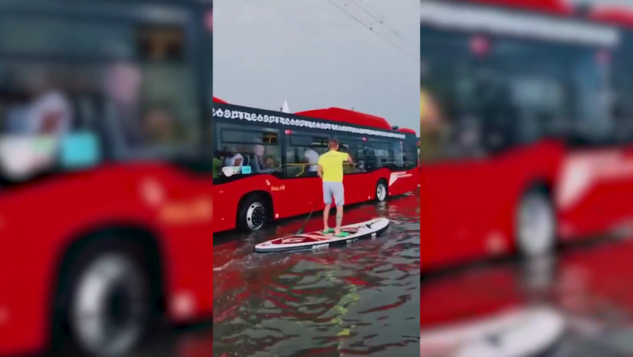 Казанца на доске даже не испугали проезжающие мимо краснобусы.