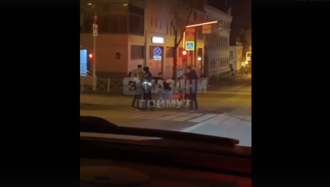 Успокоить дерущихся смогли только полицейские.