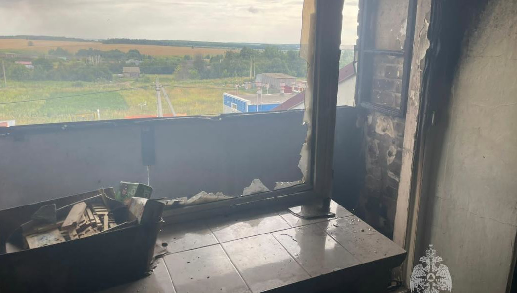 Огонь вспыхнул на третьем этаже трёхэтажного многоквартирного жилого дома.