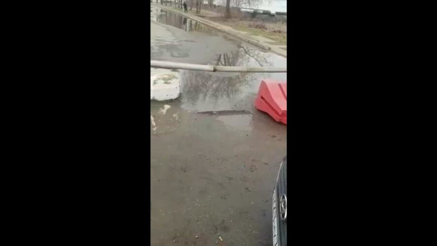 Многодетная мать не смогла с сыновьями на авто подъехать к медучреждению и устроила скандал.