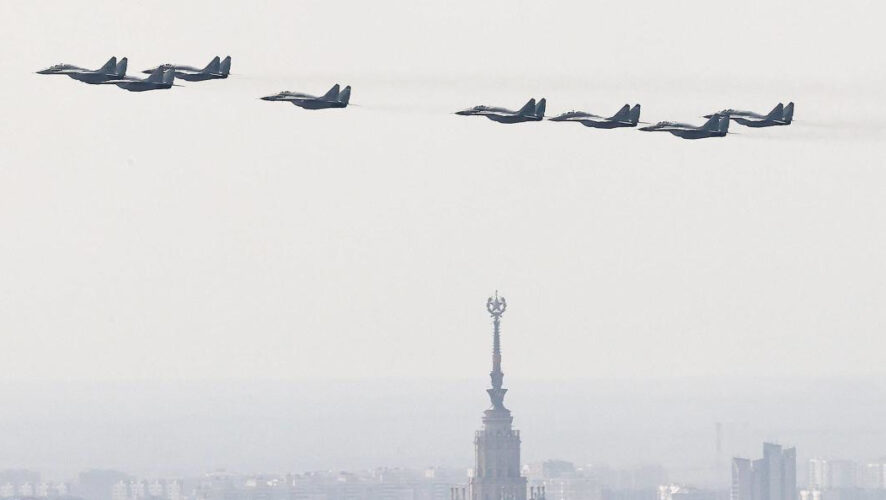 При низкой облачности пилотам сложно следить за ведущим самолётом.