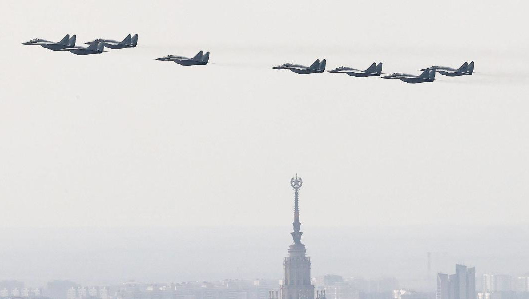 При низкой облачности пилотам сложно следить за ведущим самолётом.