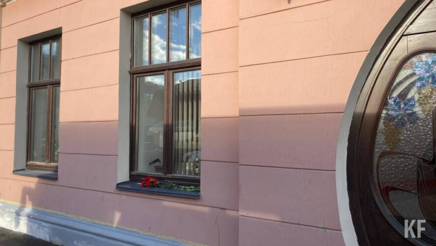 Цветы оставили по адресу Профсоюзная