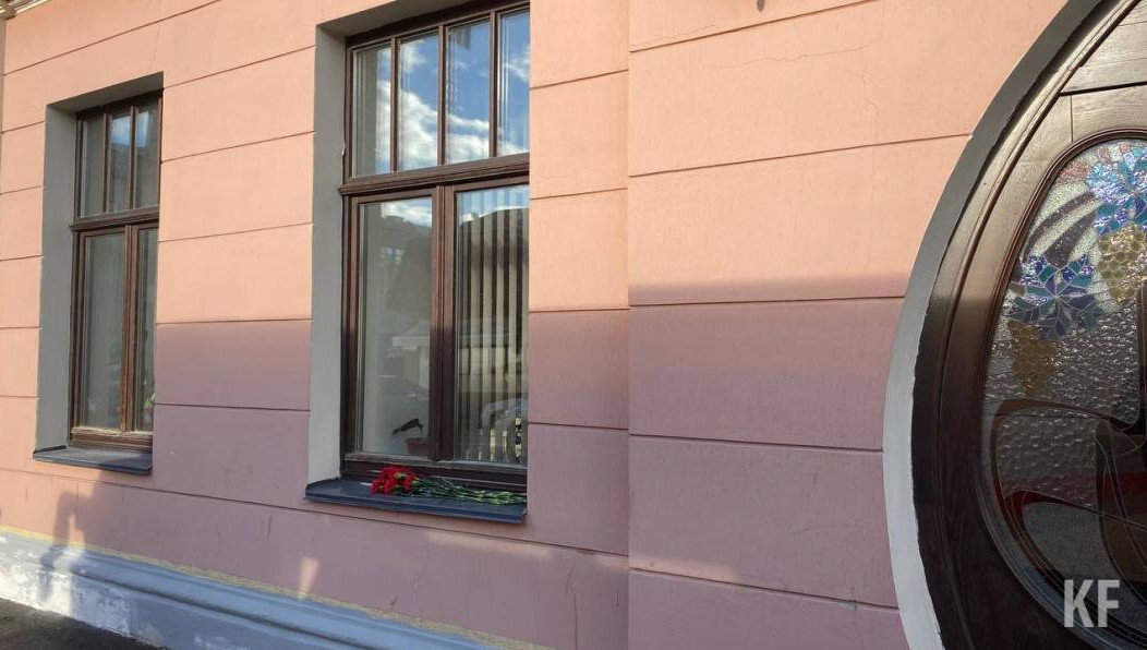 Цветы оставили по адресу Профсоюзная