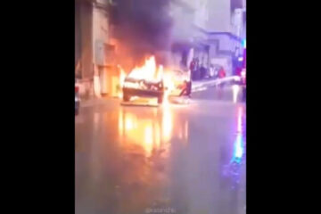 Видео горящей машины выложили в сеть очевидцы происшествия.