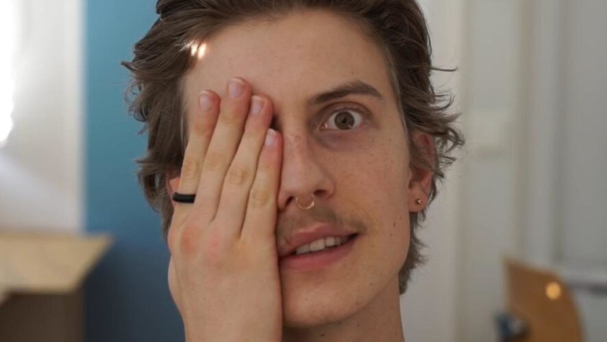 Полного объяснения этому явлению нет.