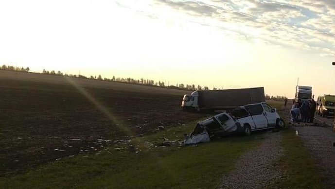 Пять человек погибли на месте.