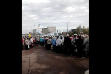 На Радоницу люди простаивали в ожидании автобусов до кладбища