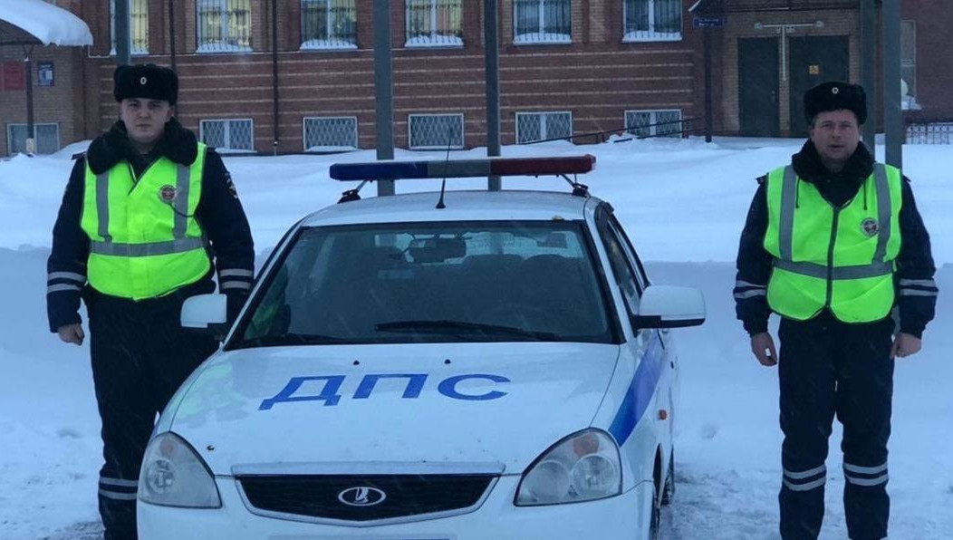 Сотрудники ГИБДД нашли ближайший автосервис и отбуксировали сломавшийся на полпути автомобиль.