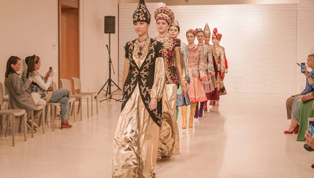 На торжественных церемониях и праздничных мероприятиях республики используются уникальные стилизованные национальные коллекции.