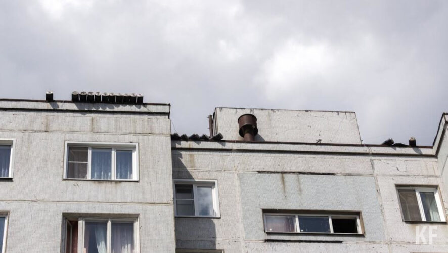 Молодой человек упал на линию электропередач и умет от удара током.