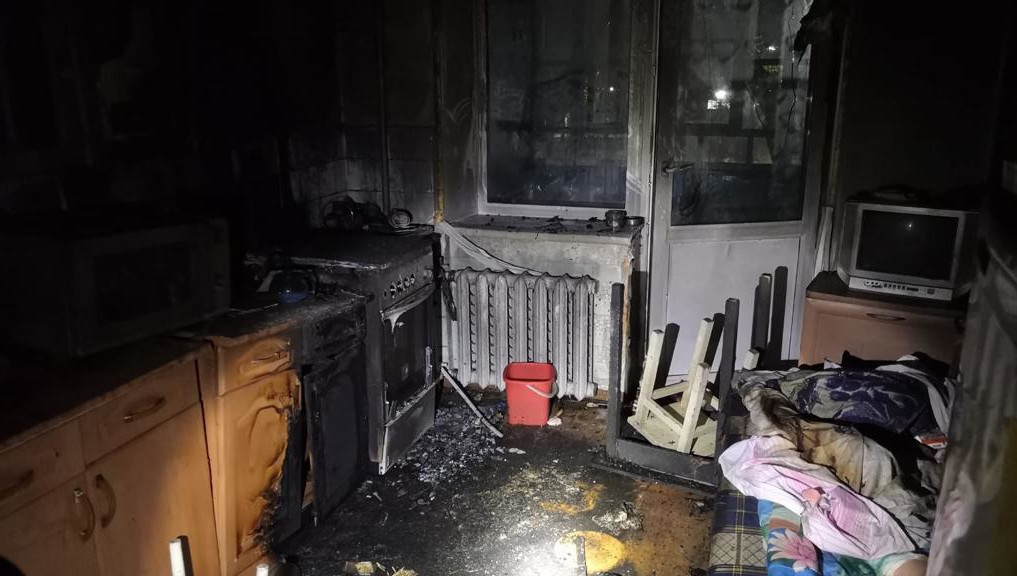 Мужчину обнаружили на обгоревшем диване.