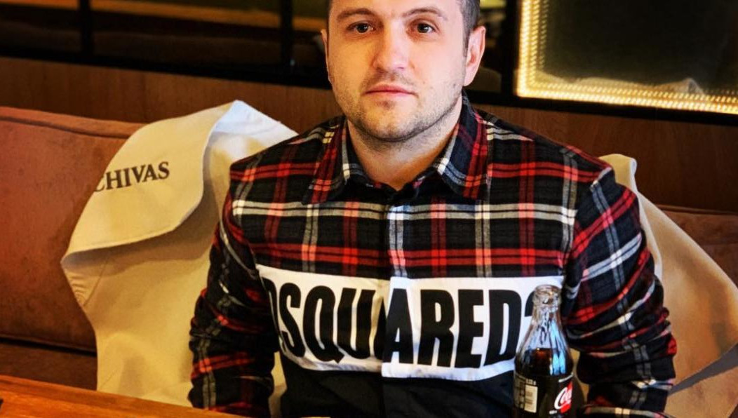 Беглого бизнесмена запечатлели в окружении медиков.