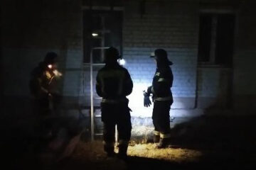 Жителей дома эвакуировали.