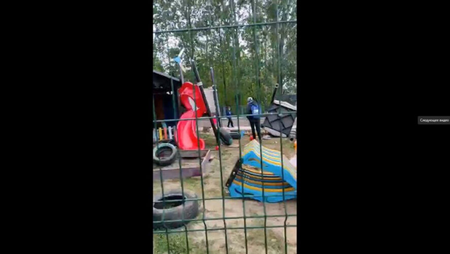 Зона для игр ребят оказалась разрушена.