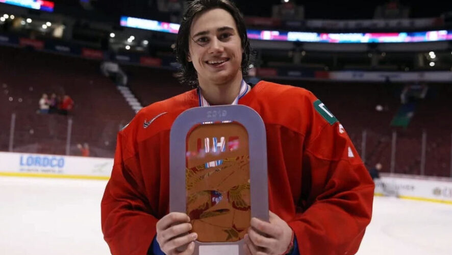 Александр Романов вступил в бой с Джошем Норрисом.