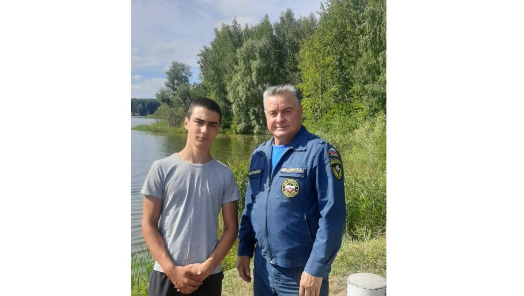 Двое ребят решили переплыть реку