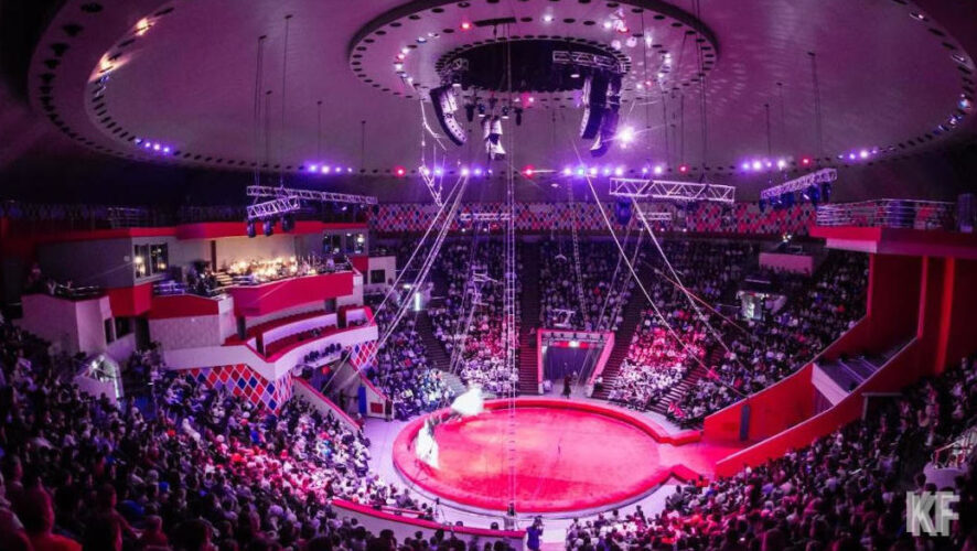 Он продаёт билеты на представления по завышенной цене.