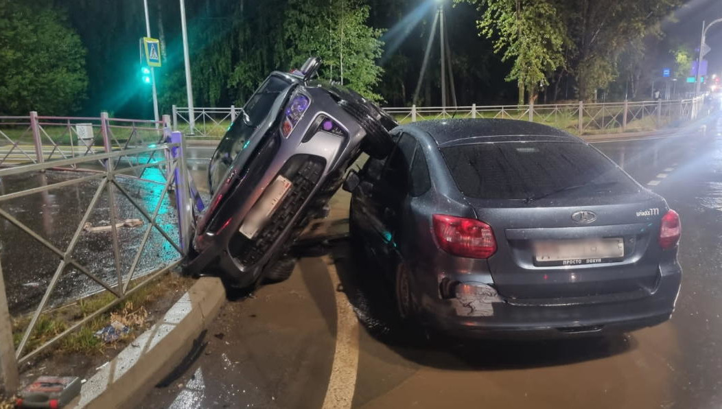 Травмы получили водитель иномарки и его пассажирка.