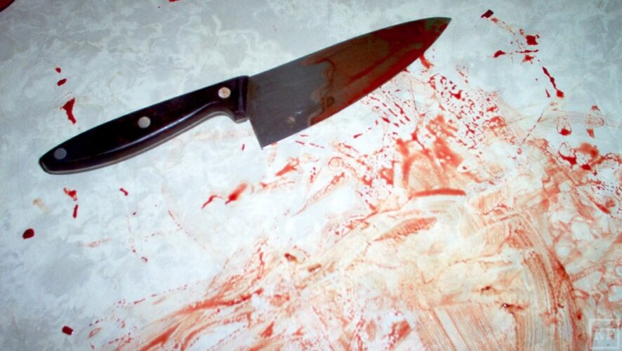 Несколько десятков ранений ножом нанес неизвестный 39-летней продавщице одного из киосков по торговле автомаслами в Набережных Челнах