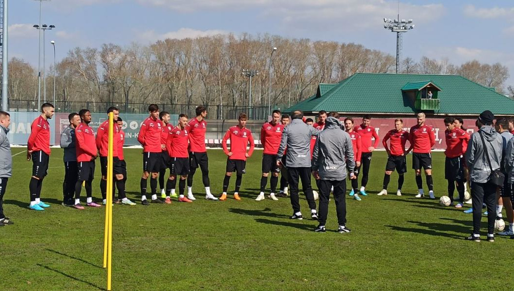 Задача тренера – вывести клуб в РПЛ уже в этом сезоне.