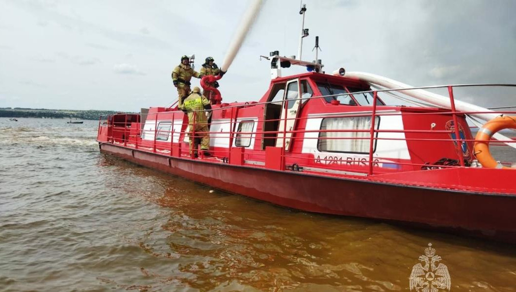 На тушение огня поданы 5 водяных стволов.