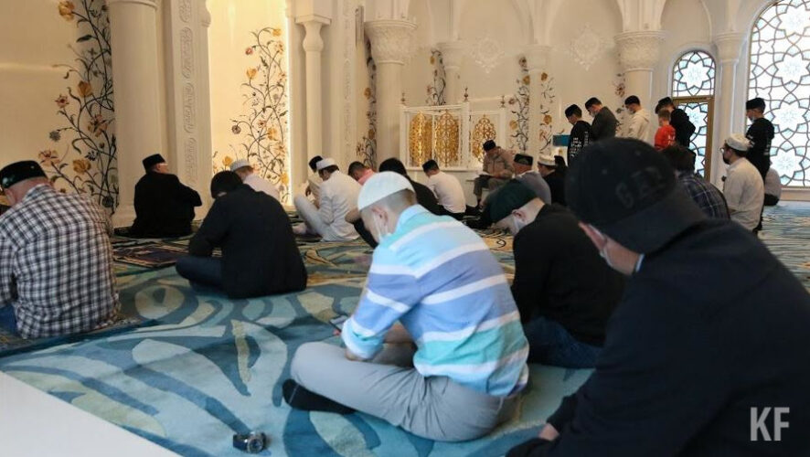 Президент России поздравил мусульман с праздником окончания священного месяца Рамадан.