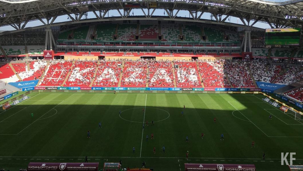 Стартовый свисток прозвучал после минуты молчания.