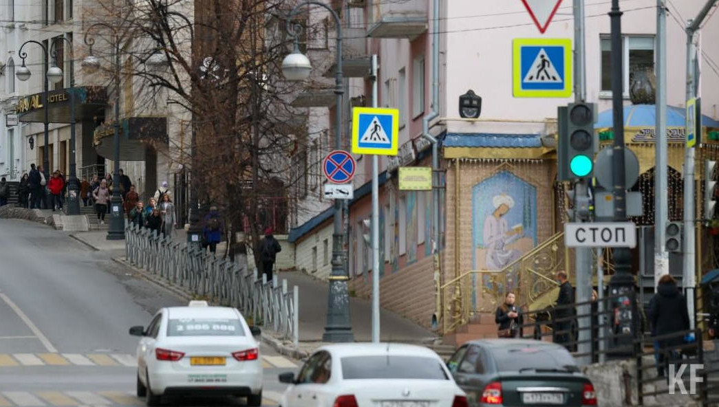 Мощный порыв может опрокинуть автомобиль.