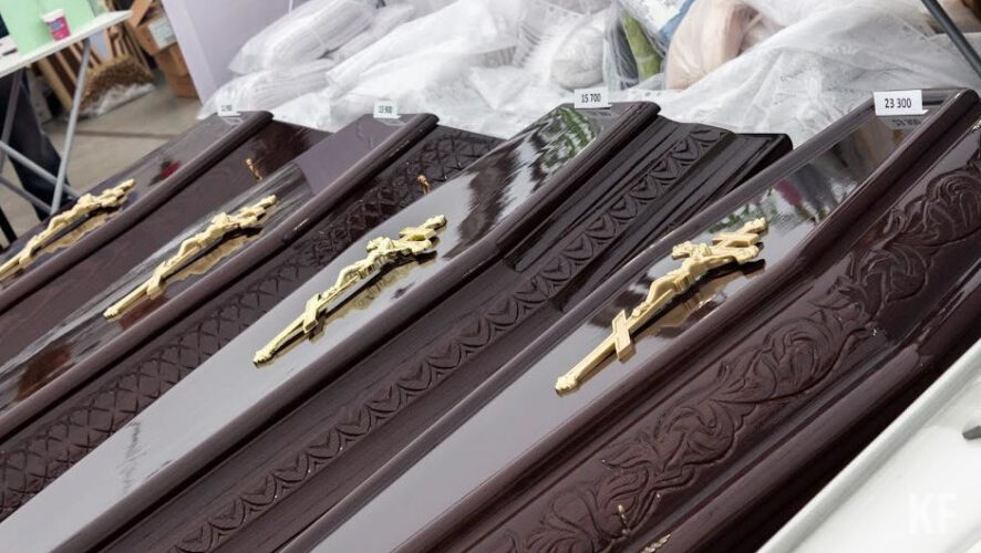 Всего за второй летний месяц в стране умерли 215&nbsp;265 человек.