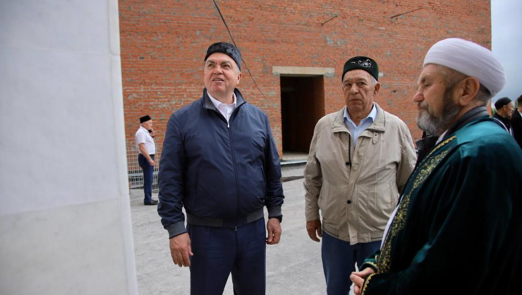 Рабочие завершили облицовку центрального купола