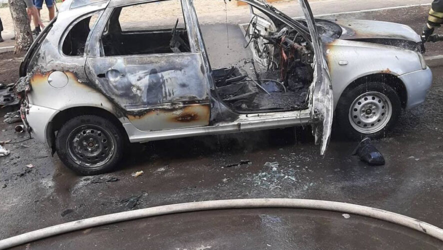 Пожар занялся у дома в старой части автограда.